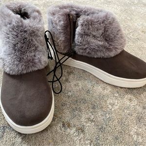 NEW/ “There Abouts” girls size 11 winter  faux fur shoes